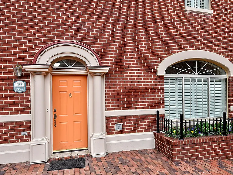 2105 Jamieson Ave — Photo 1