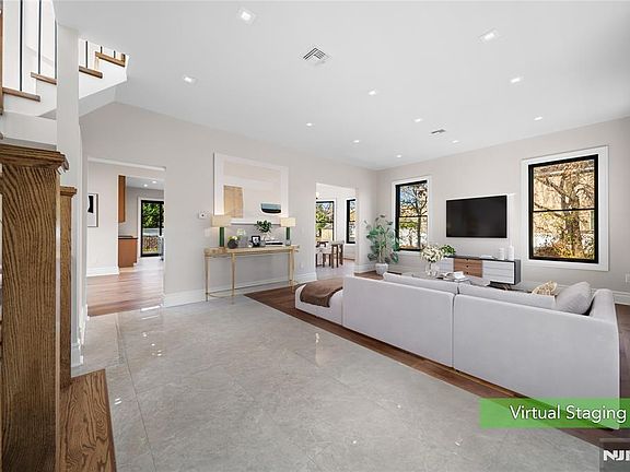 4th image of 475 Morse Ave