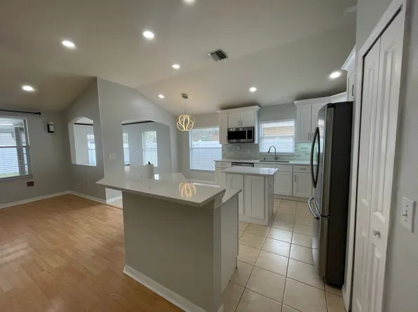 15324 Lake Bella Vista Dr, Tampa, FL 33625