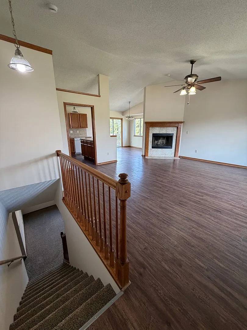 11818 W Wilkinson Ct - 3 Bedroom, 3 Bathroom Home with 3 Car Garage - $1,900 — Photo 2