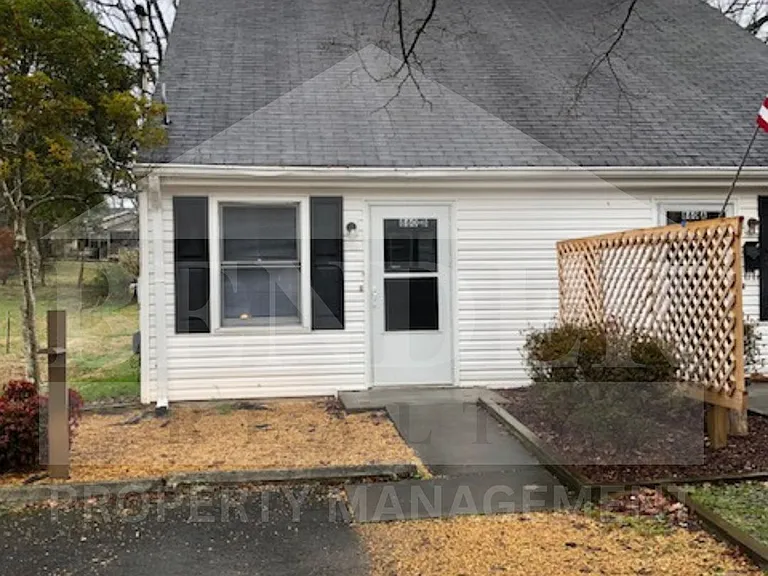 860-A/B Highland Ave NW — Photo 2