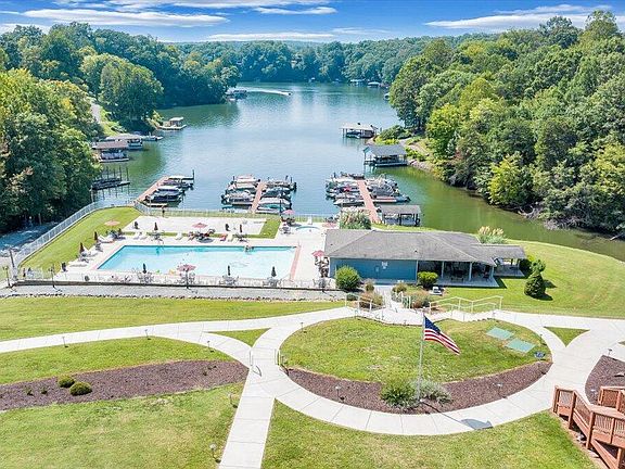 3rd image of 40 Harbor Landing Dr
