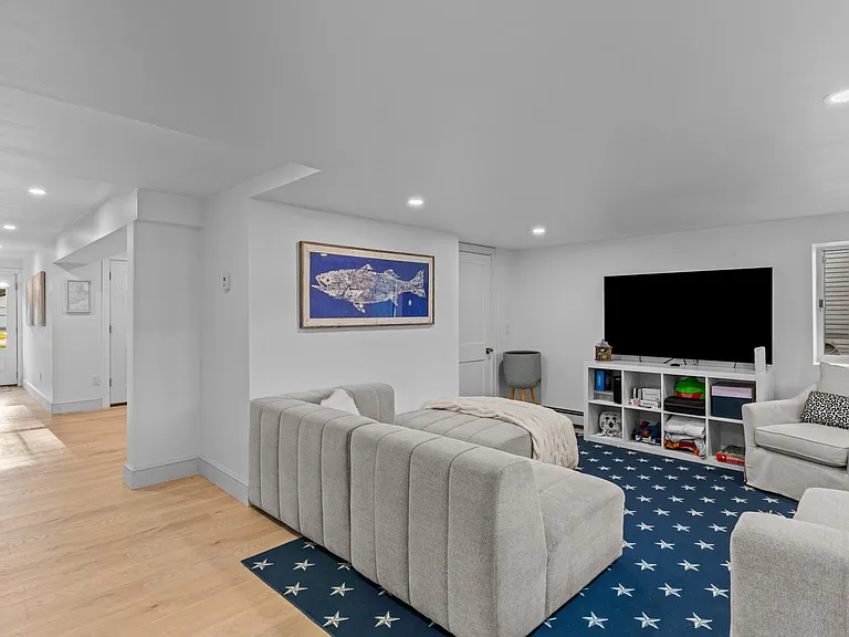 93 Riverside Dr — Photo 33