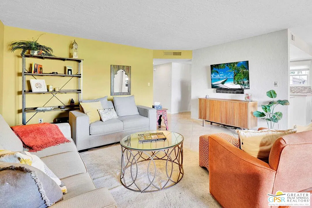 2 bed, 2.0 bath, 1300 sqft, $4,700 — Photo 2