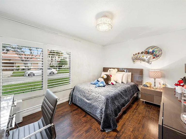 NW 18th Pl — Photo 20