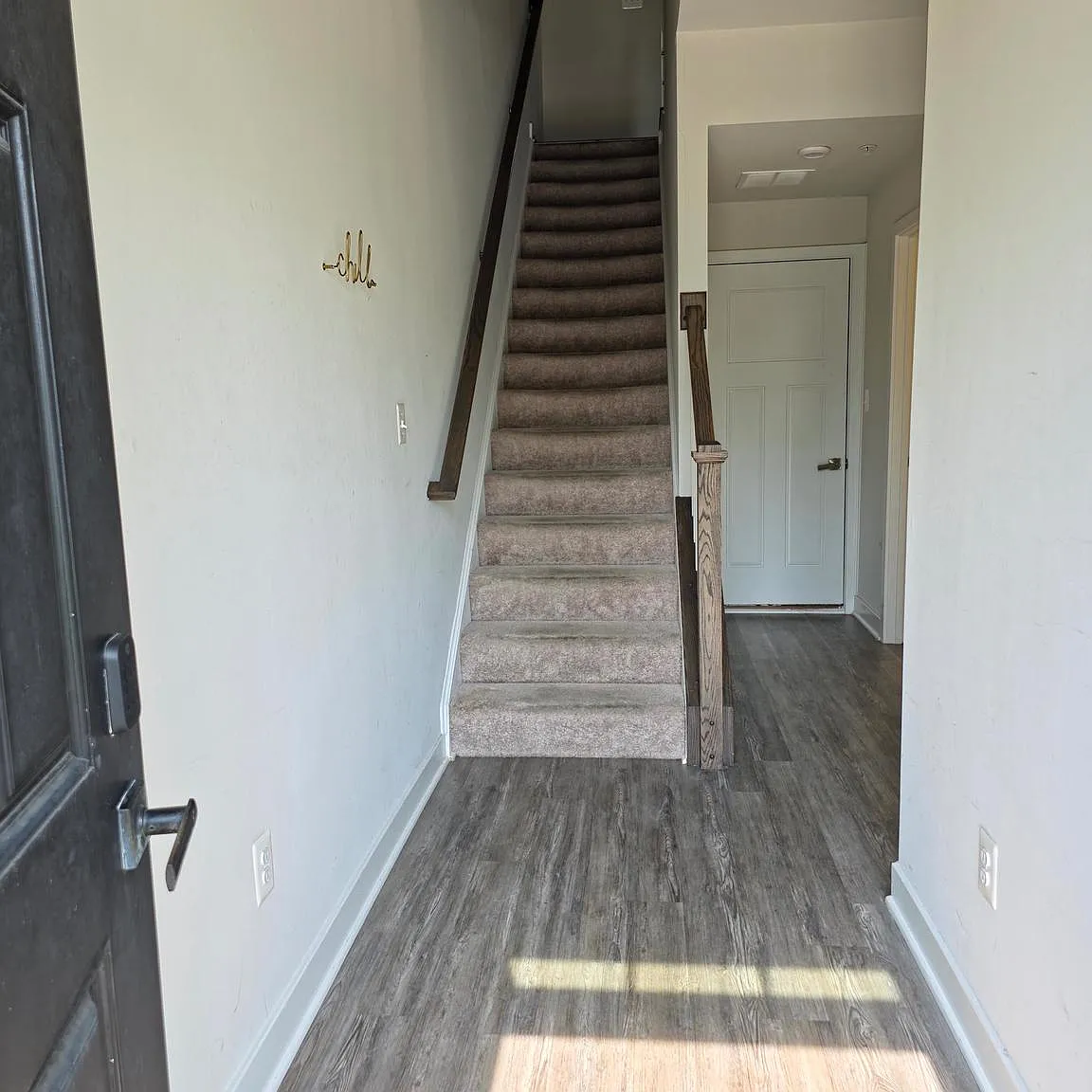 4 bed, 4.5 bath, 1280 sqft, $3,399 — Photo 2
