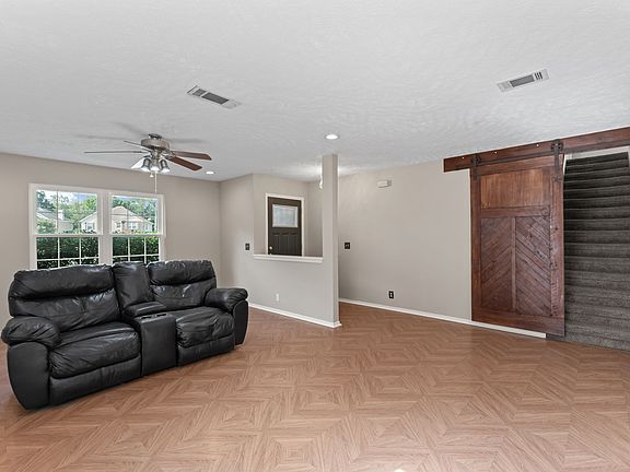 5th image of 105 Governor Ct