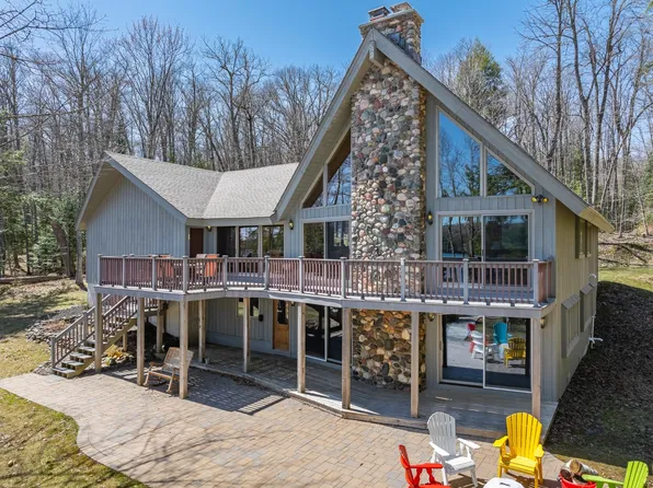 939 Smoky Lake Dr, Iron River, MI 49935