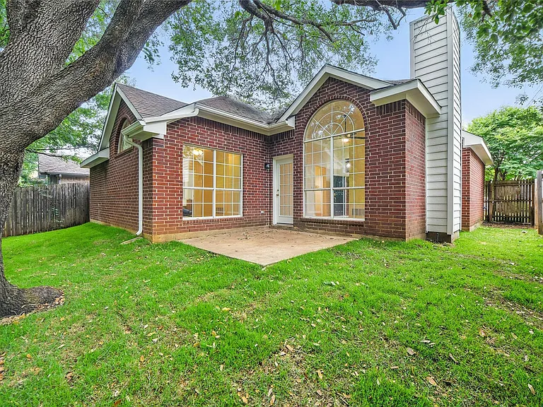 2296 Grandview Dr — Photo 2