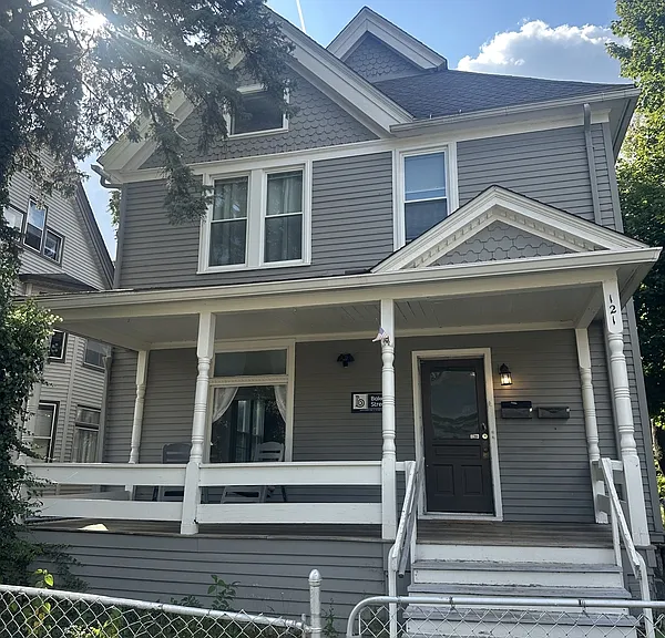 121 College Pl — Photo 2