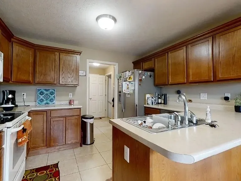 206 Gentian St — Photo 3