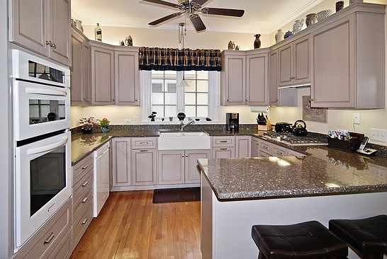 5th image of 555 Park Ave