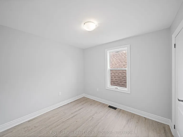 305 Weir St N #UPPER — Photo 14