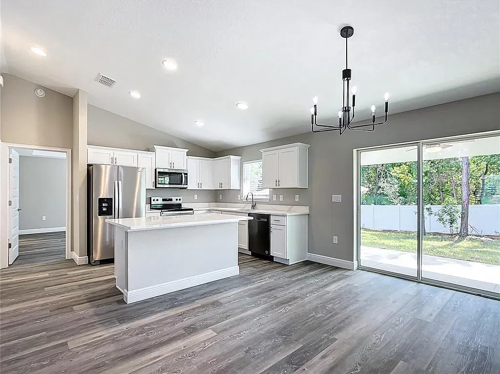 3 bed, 2.0 bath, 1453 sqft, $1,795 — Photo 3