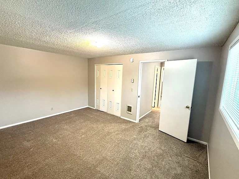 ZhH608 - R Street Apts — Photo 19