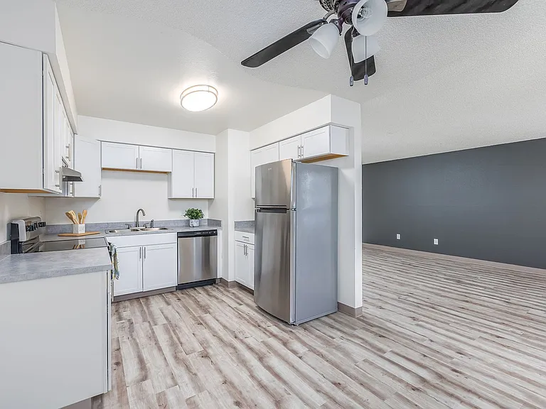 Hood Manor Apartments — Photo 42