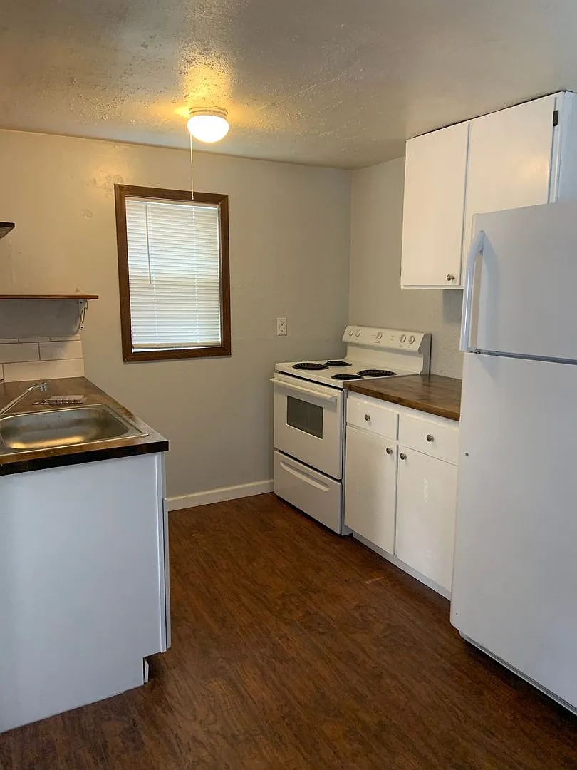 Hard to find 1 bdrm, 1 bath house with carport. — Photo 2