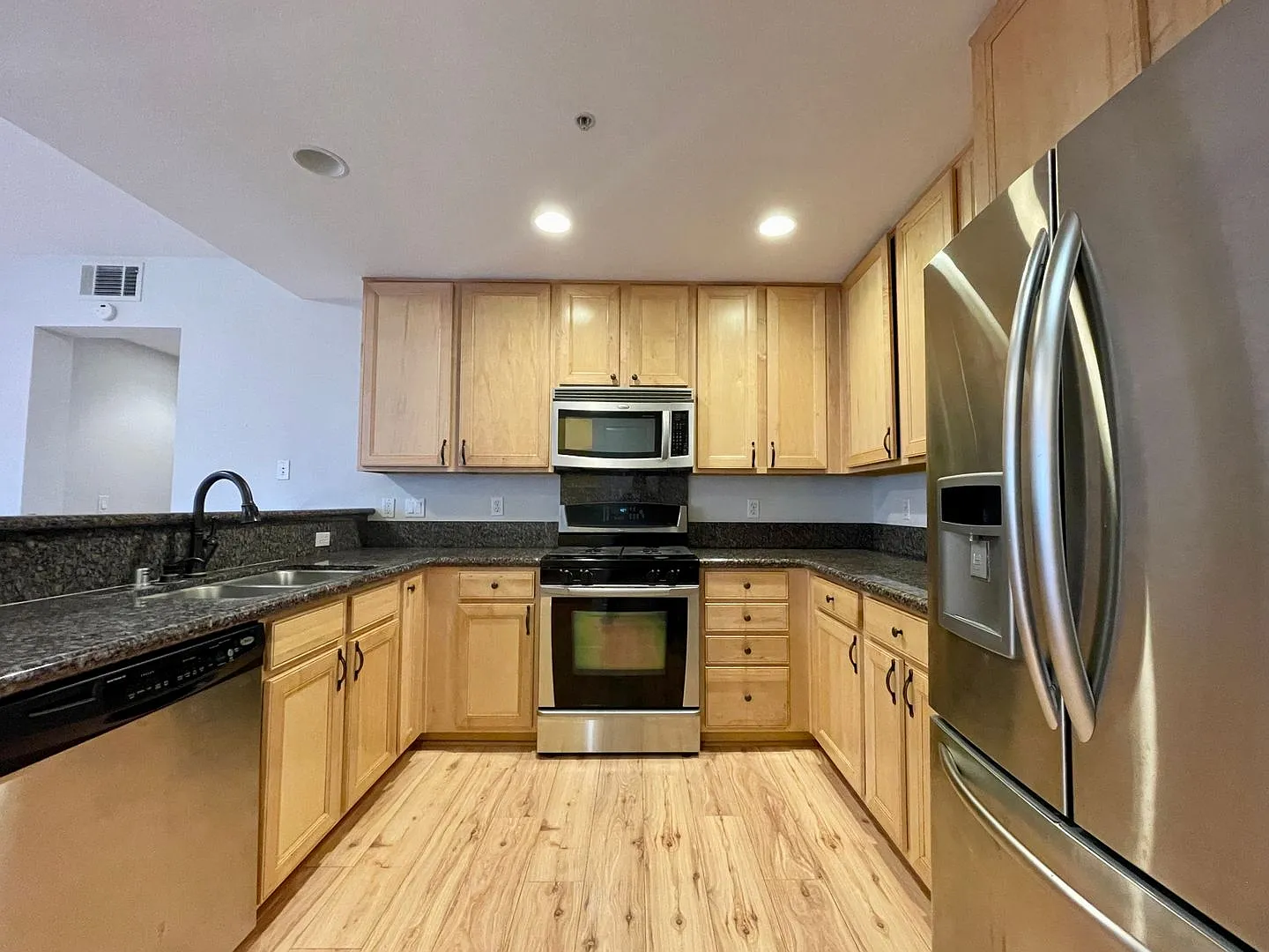 Beautiful Upscale and Modern 2 Bedroom 2 Bath Townhouse Style Condo in San Jose — Photo 4