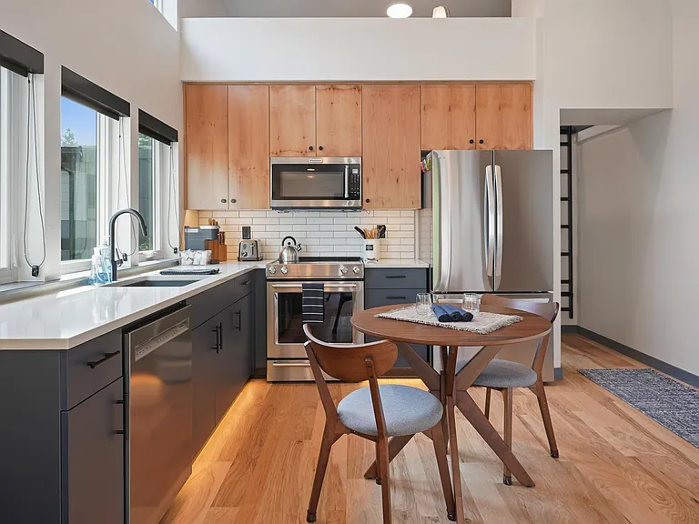 36 SW Roosevelt Ave #2 — Photo 5