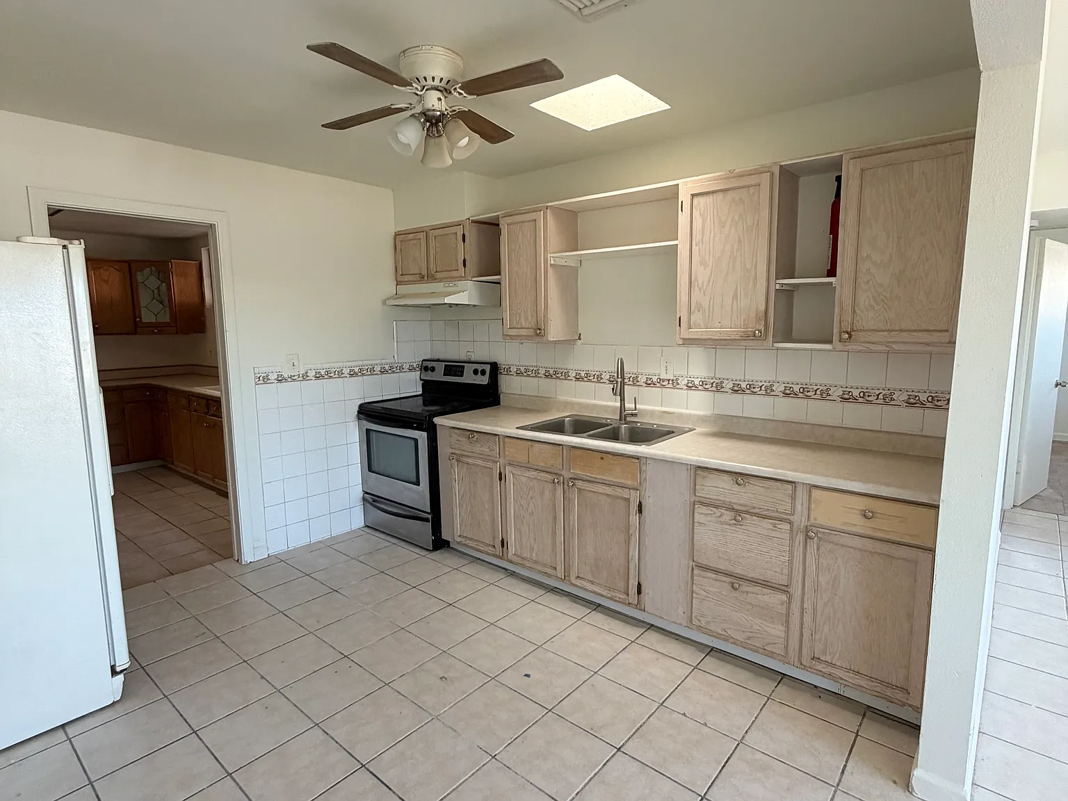 6 bed, 2200 sqft, $2,995 — Photo 3