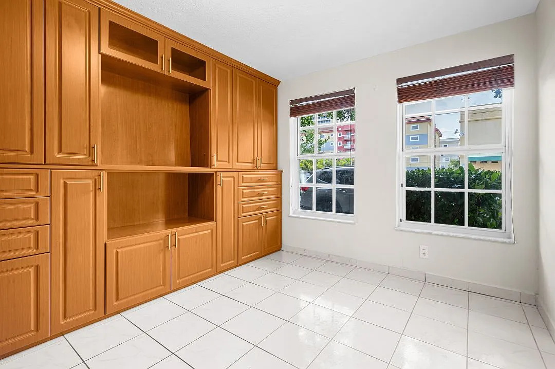 3 bed, 1080 sqft, $2,700 — Photo 4