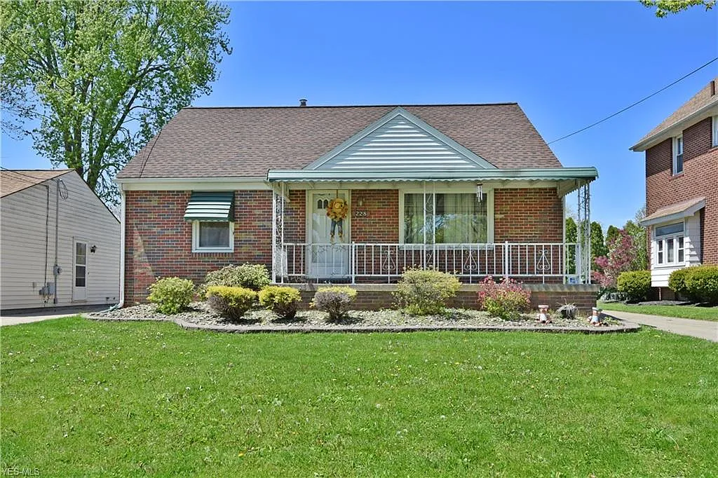 228 Russell Ave photo 1