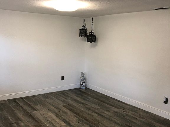 3rd image of 8907 W Hamilton Ave