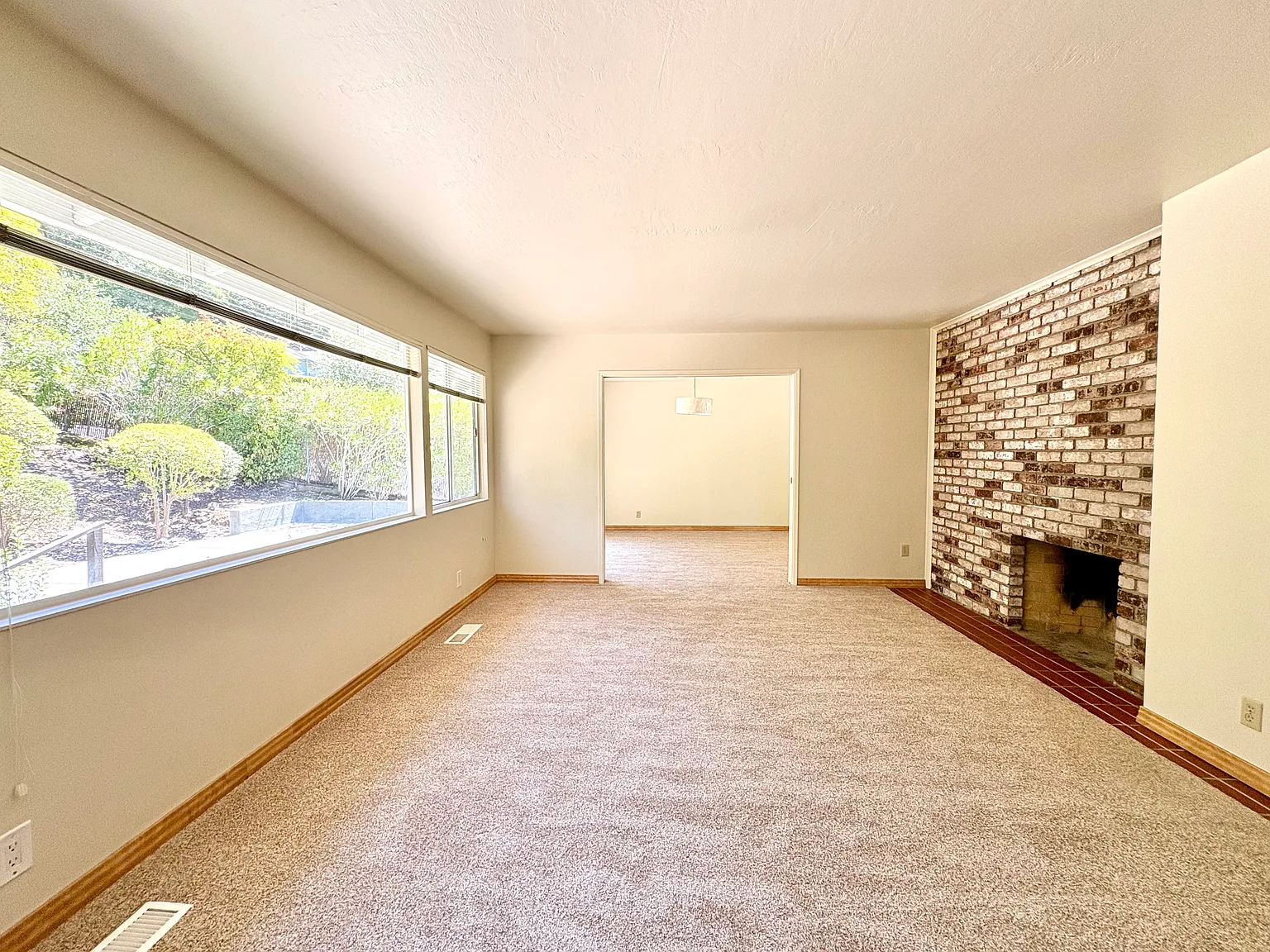 4 bed, 2174 sqft, $5,700 — Photo 3
