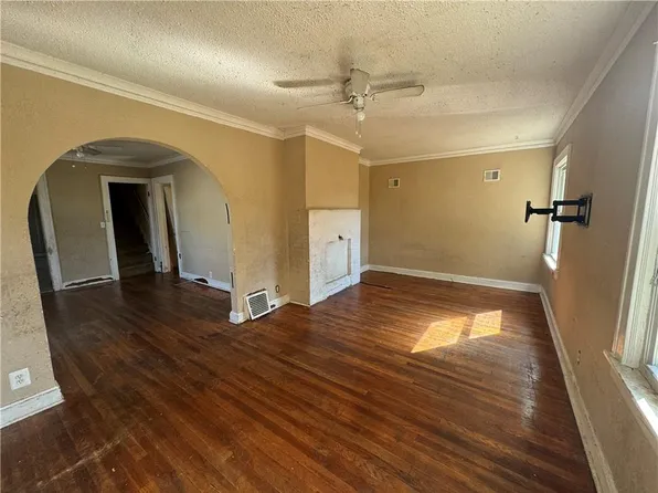 6425 Hagerwood Rd, Kansas City, MO 64132