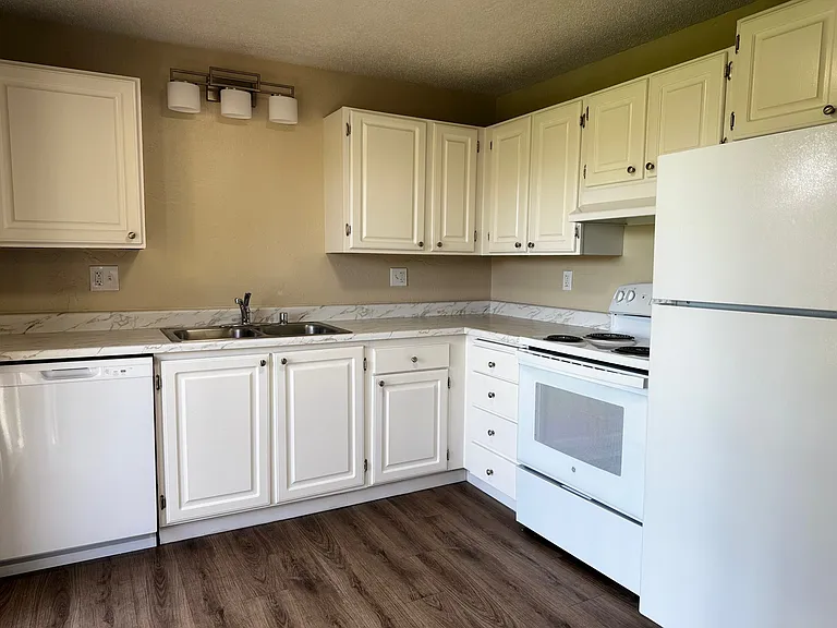 Gateway Village Apartments — Photo 22