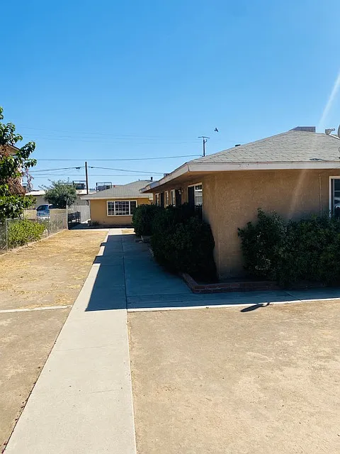 1607 Oregon St — Photo 2