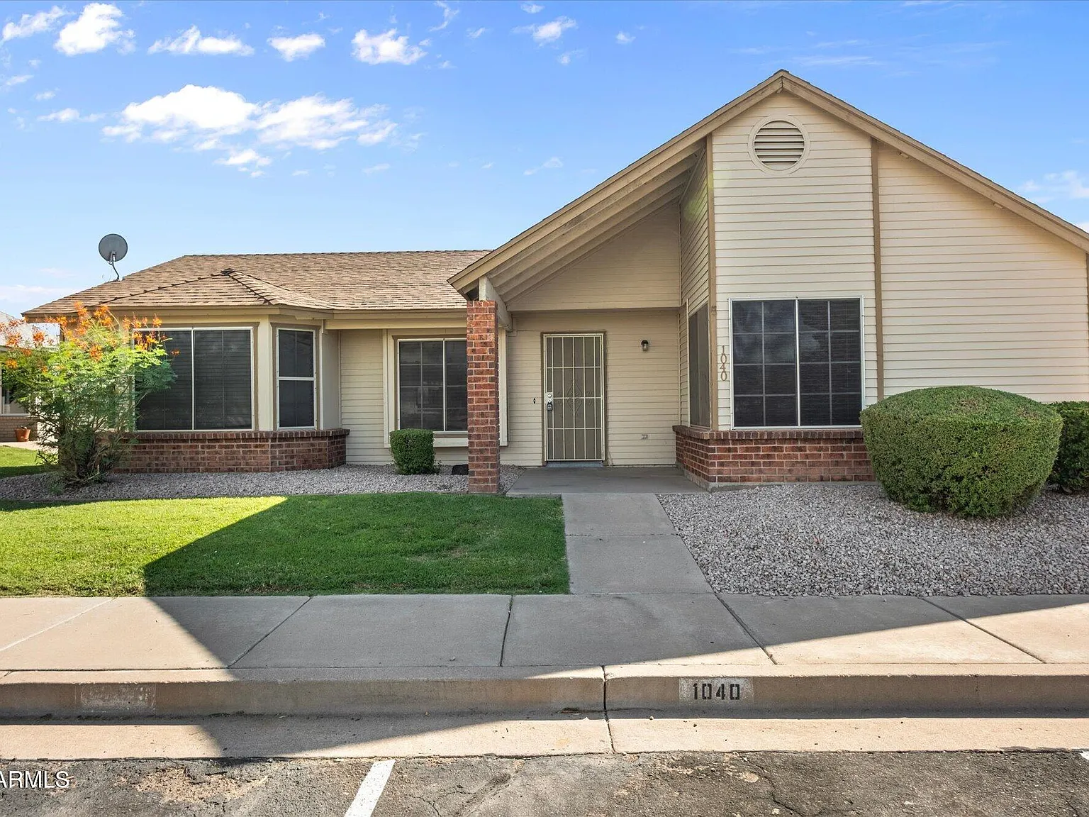 3 bed, 2.0 bath, 1298 sqft, $1,950 — Photo 2