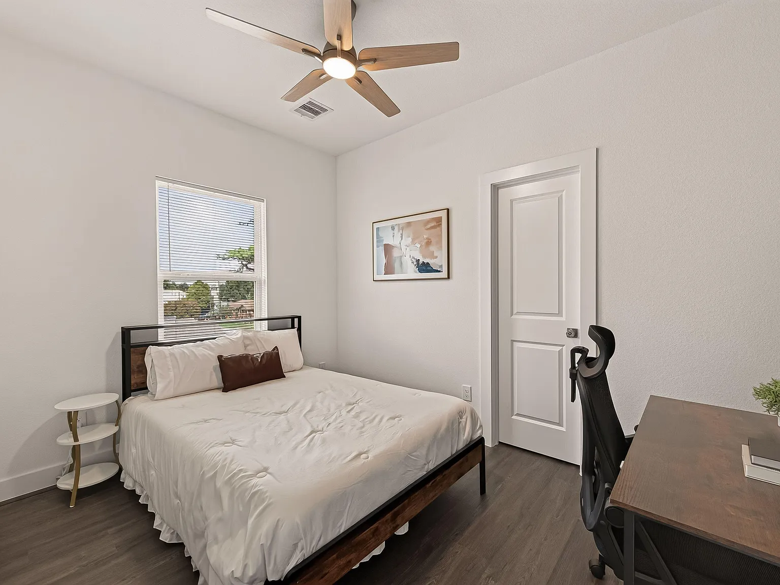 4 bed, 10.0 bath, 2414 sqft, $1,161 — Photo 2