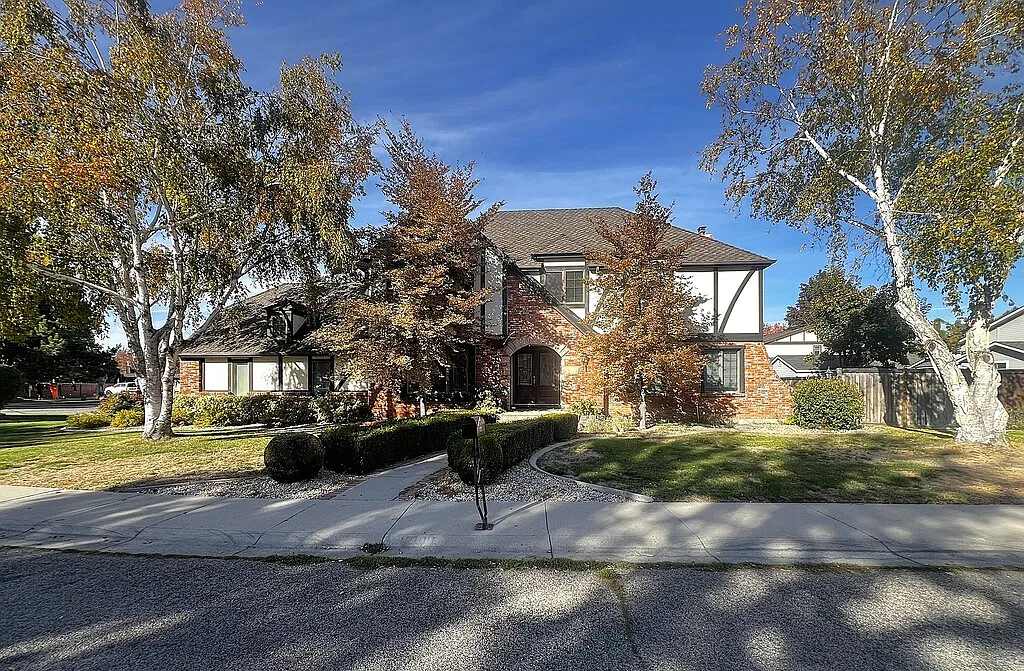 4 bed, 3000 sqft, $3,595 — Photo 2