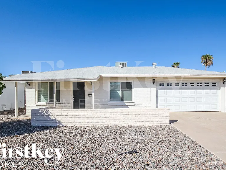 2324 E Paradise Dr — Photo 1