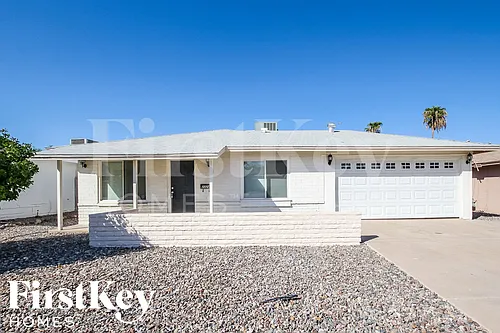 2324 E Paradise Dr Photo 1