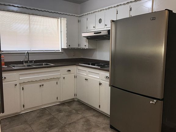 Kitchen - Granite Countertops & Stainless Steel Appliances