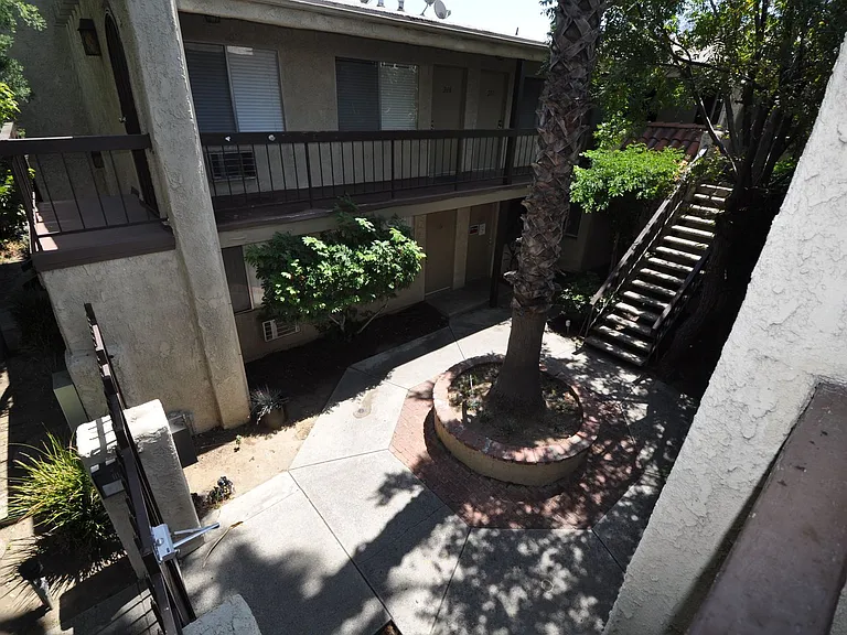 13846 — Photo 2
