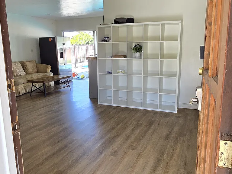245 W Broadbent Dr — Photo 2