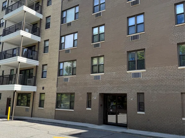 25 Stewart Place #214, Mount Kisco, NY 10549