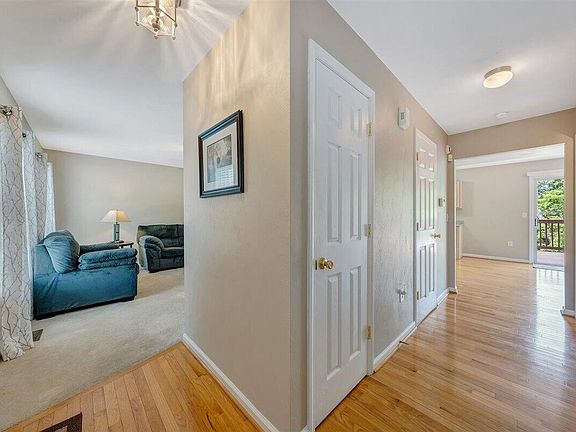 3rd image of 4866 Golfview Dr NE