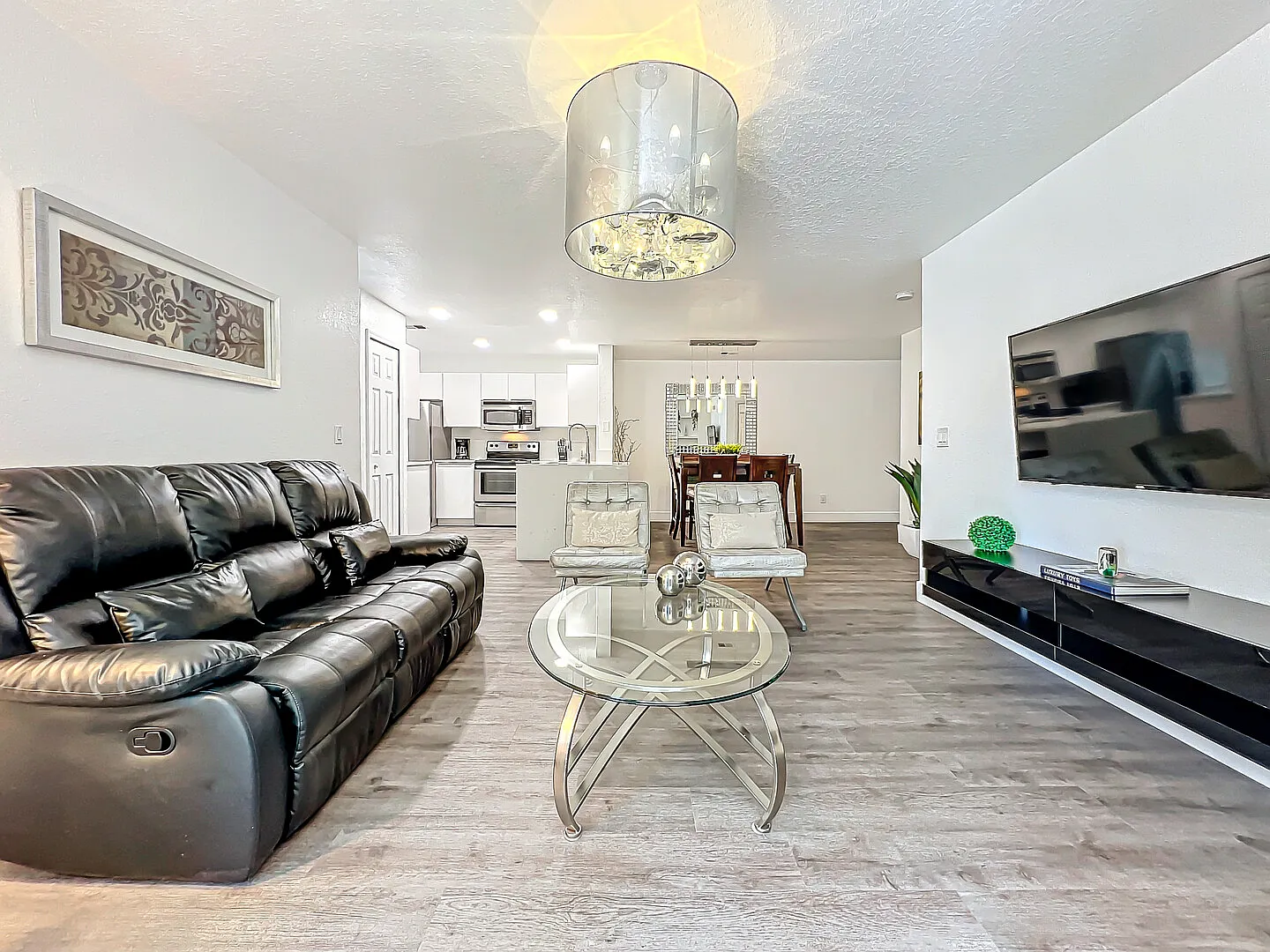 Spacious & Luxury 4 Bed Condo with Amenities — Photo 4
