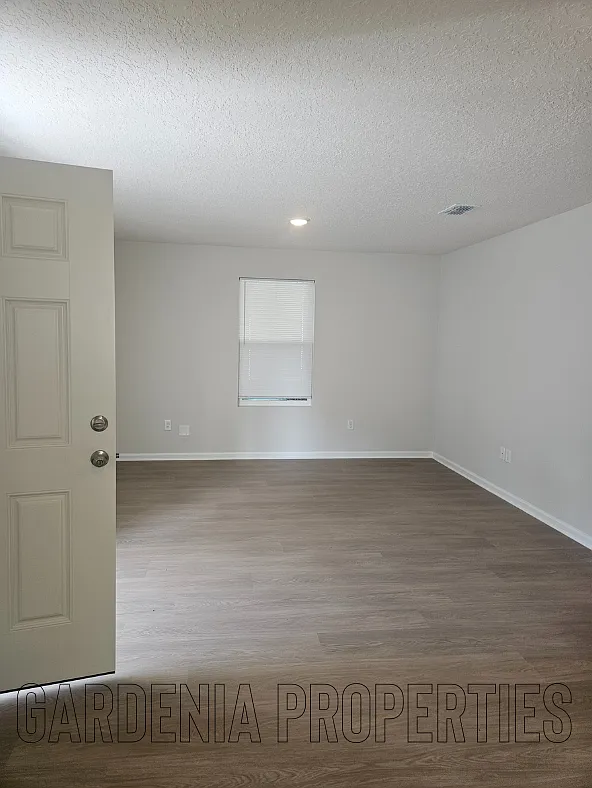 3 bed, 1253 sqft, $1,600 — Photo 1
