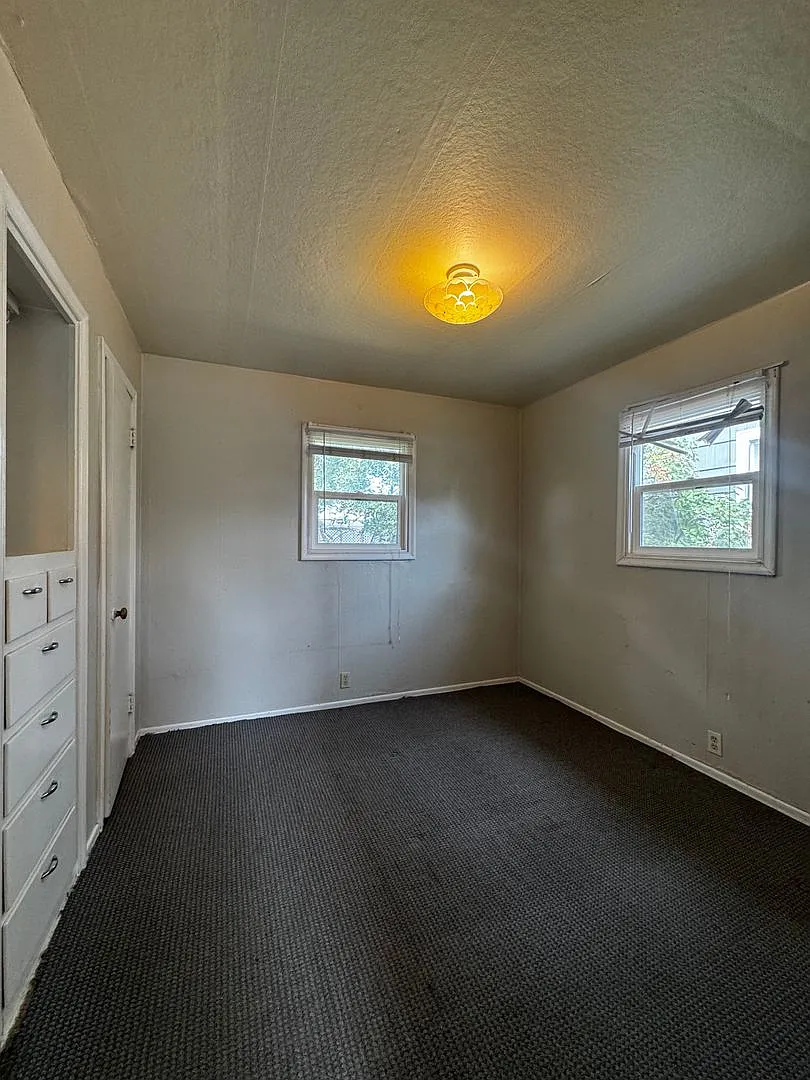 1-Bedroom Near Downtown — Photo 4