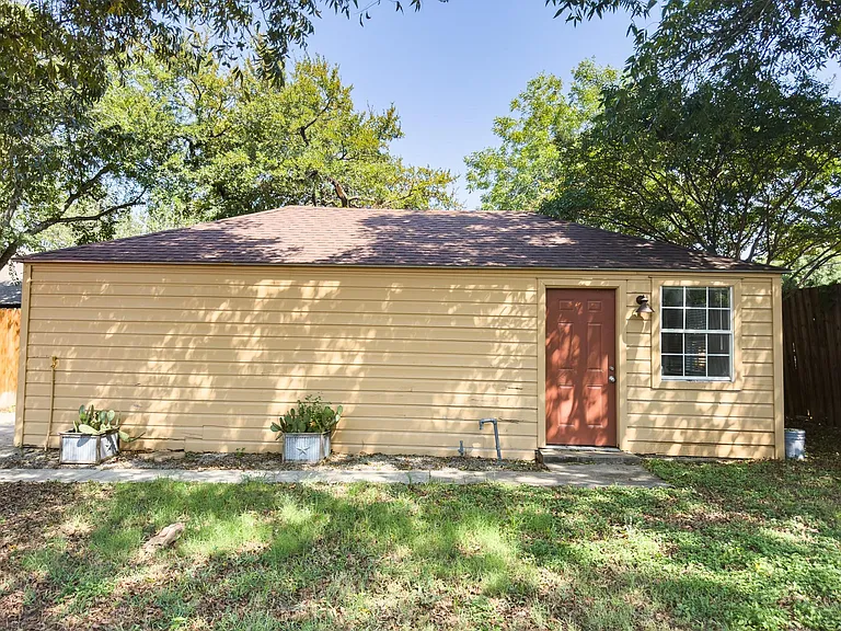 2222 Carnes St — Photo 9