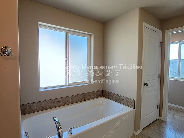 533 Jordan Ln — Photo 11