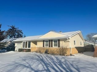 79 Ridgewood Rd, Elk Grove Village, IL 60007