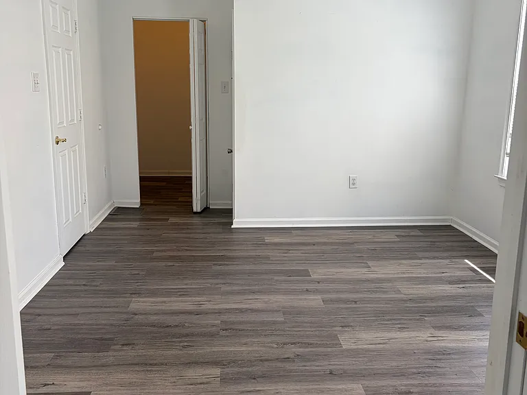 Evergreen Ave — Photo 11