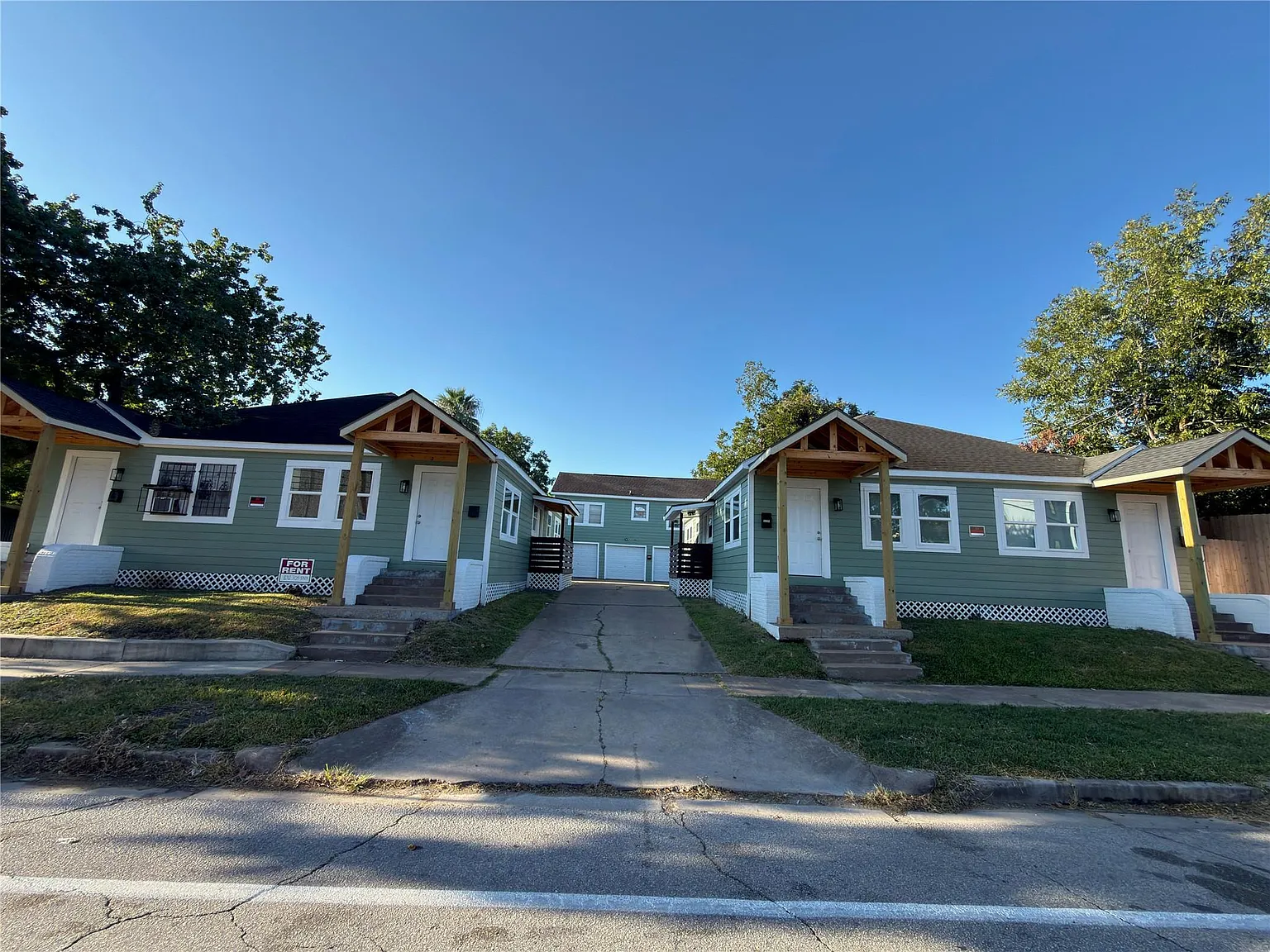 1 bed, 1.0 bath, $1,300 — Photo 2