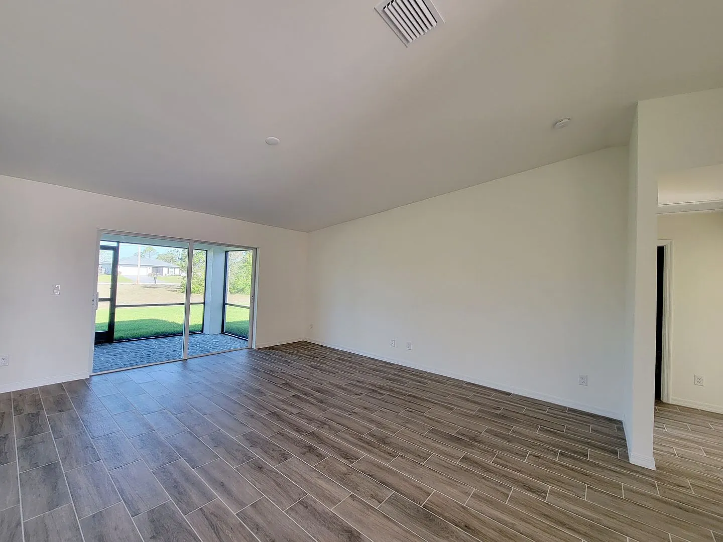 Charming & Modern 4 Bed 2 Bath with Screened Lanai — Photo 4